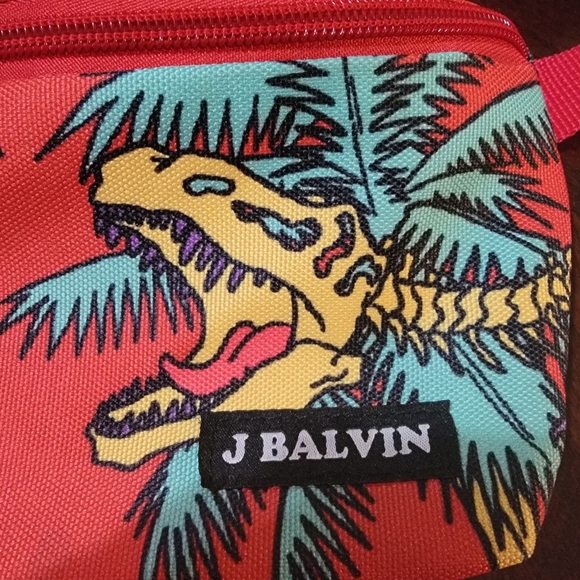 Original J Balvin Fanny Pack from Vibras Tour Dinosaurs - Picture 4 of 4